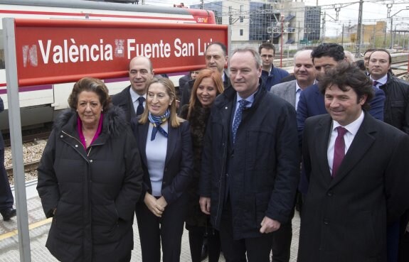 La alcaldesa Rita Barberá, la ministra de Fomento, Ana Pastor, y el presidente Alberto Fabra, junto al resto de autoridades, ayer. 