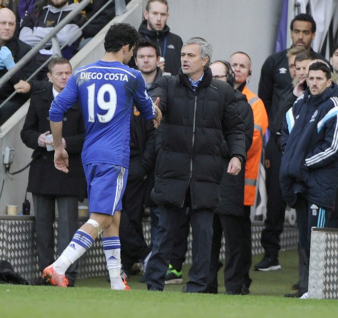 Diego Costa saluda a Jose Mourinho en el momento en el que se retira del terreno de juego lesionado.