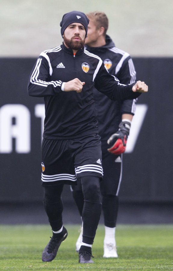 Otamendi, en un entrenamiento con el Valencia.