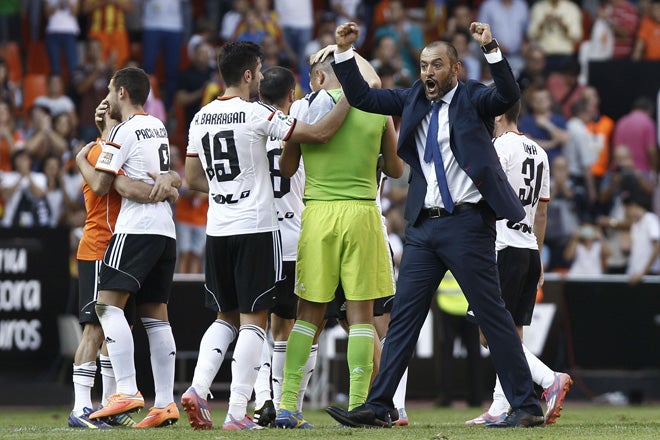 Nuno celebra la victoria ante el Atlético de Madrid en Mestalla.