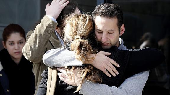 Familiares y amigos se abrazan a su llegada a la capilla ardiente.
