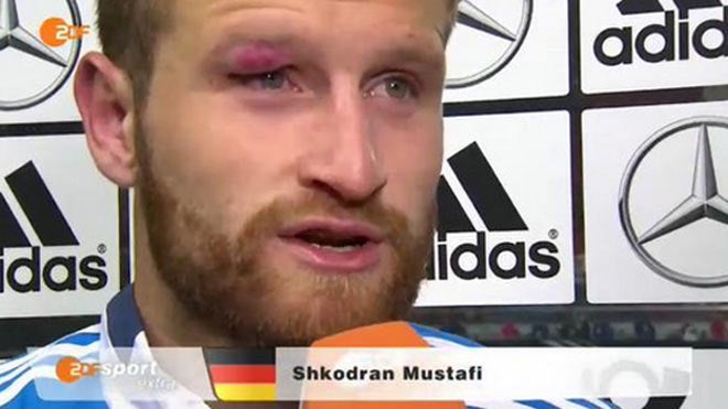 Mustafi sufre el envite australiano