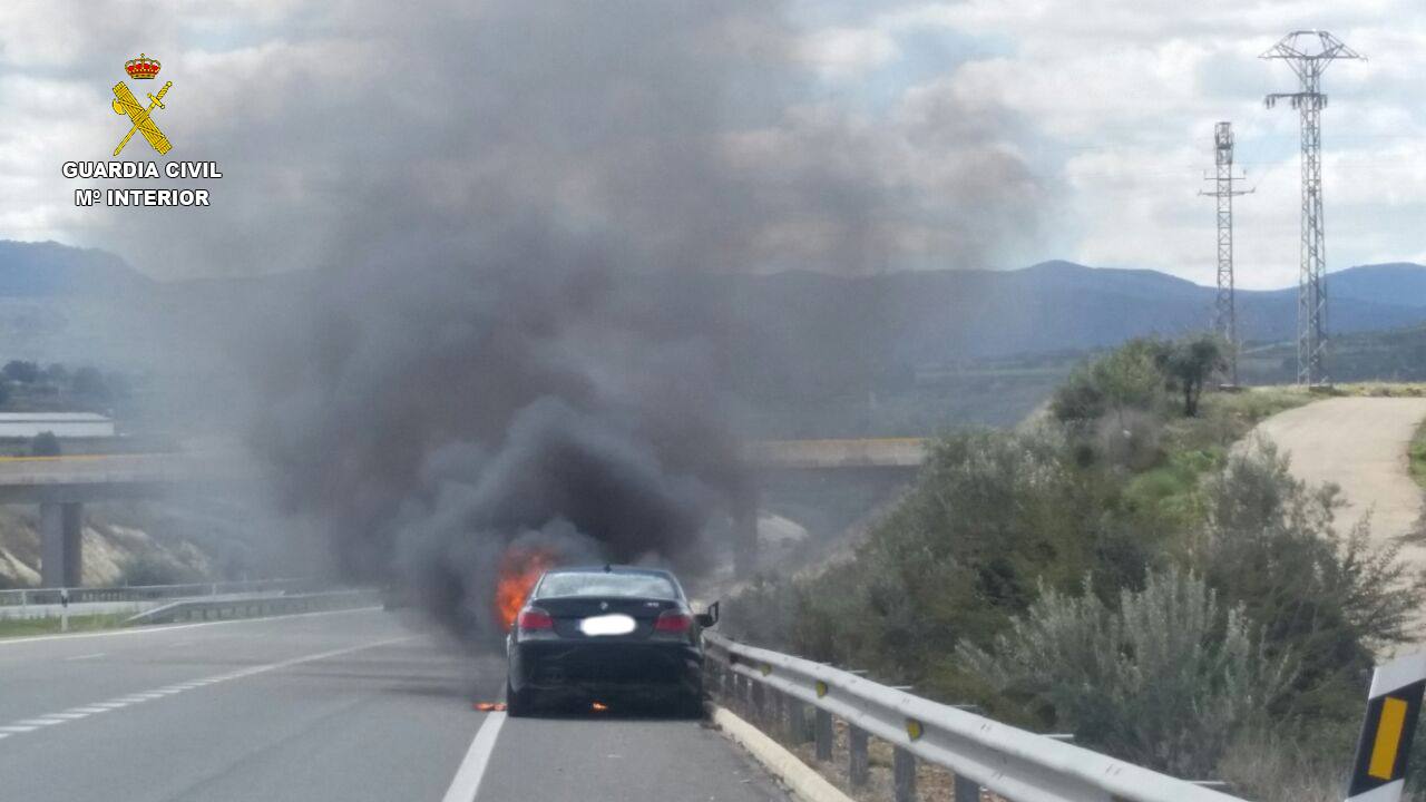 Una guardia civil rescata a una conductora de su coche en llamas