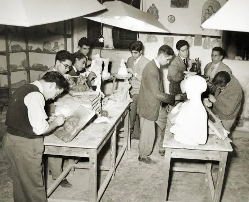 Aprendices en la Escuela de Cerámica de Manises en 1954, en la época de mayor auge.