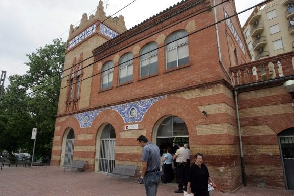 Fachada de la estación de Carlet, con su almenado neomudéjar.:: francisco garcía