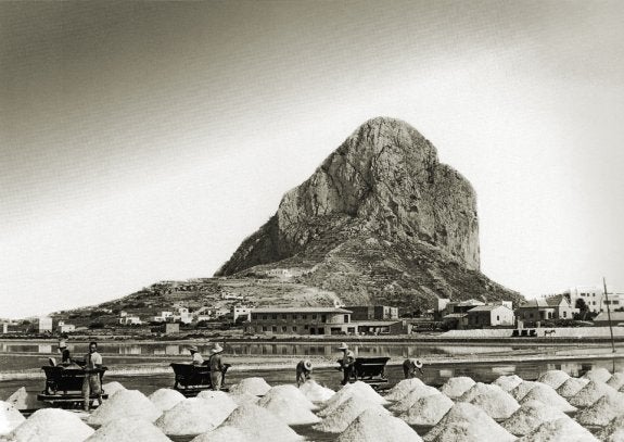 Varios hombres trabajan en las salinas.:: Concejalía de Cultura del Ayuntamiento de Calpe