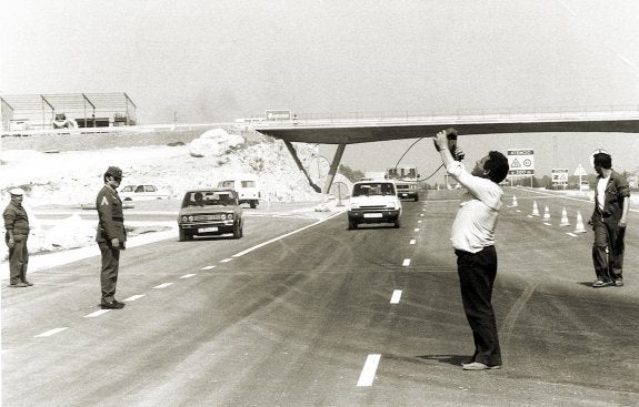 Un hombre bebe de una bota ante un guardia, en las obras de la CV-35 en 1985.:: manuel lloret