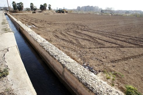 Una de las canalizaciones de riego de la huerta.:: irene marsilla