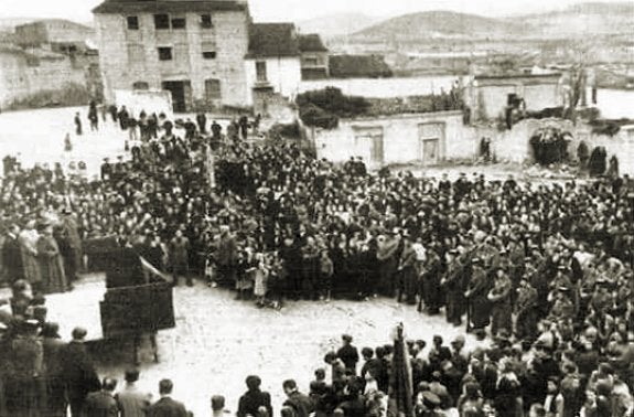 El acto de inauguración de la casa cuartel que trataron de frustar los maquis en 1947.:: LP