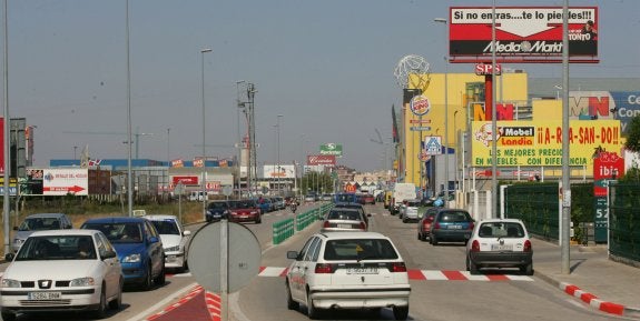 Intensa actividad y movimiento en un centro comercial de l'Horta Sud.:: jesús signes