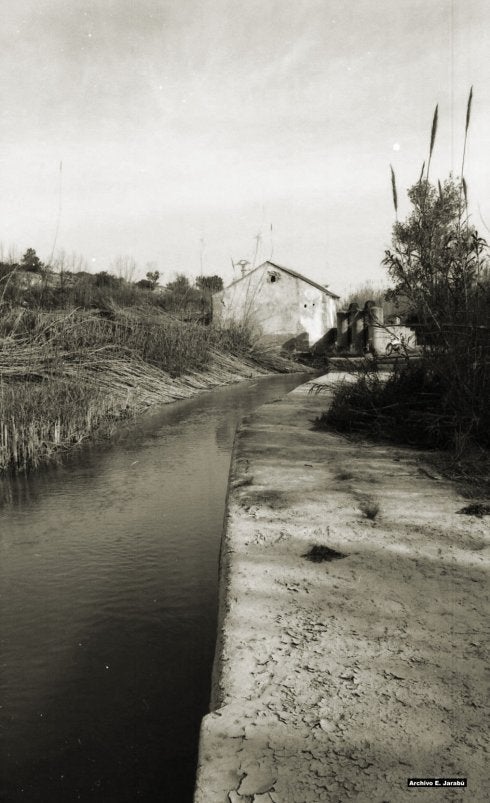 Caseta y antiguo azud de la acequia de Lorca, propiedad de los regantes de Ribarroja aunque en término de Vilamarxant. 