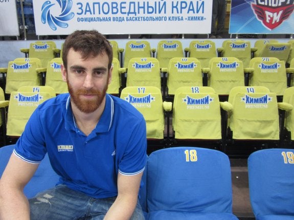 Víctor Claver posa para LAS PROVINCIAS en las gradas del Basketball Center of Moscow Region de Khimki. ::