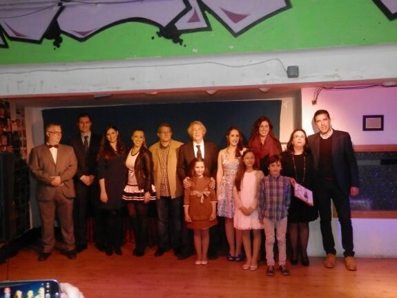 Foto de familia de los premiados. :: Carlos Fernández