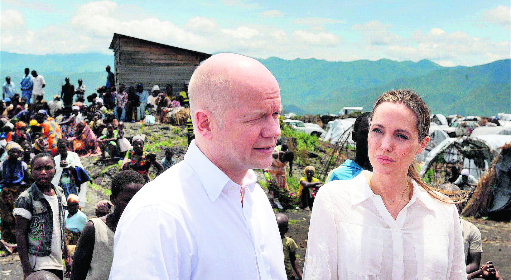 William Hague, excanciller británico, y Angelina Jolie, hace dos años, durante su visita a un campo de refugiados en la República Democrática del Congo. :: Iggy Roberts/foreign office/afp