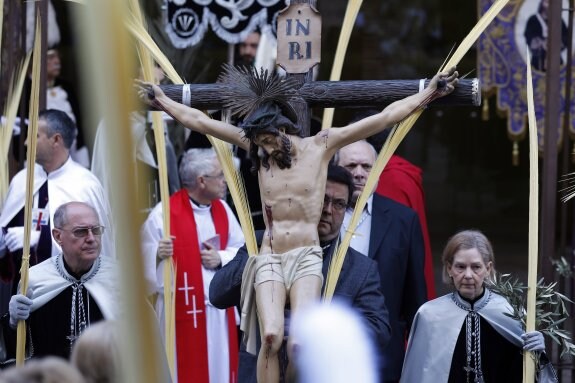 Procesión. El Cristo de la Palma, ayer, a su paso por las calles del Grao rodeado de cofrades. :: jesús signes