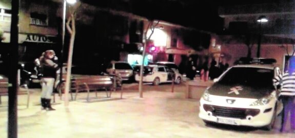 Despliegue de la Guardia Civil en el lugar del suceso, el sábado por la noche. :: JOSÉ RAMÓN CANDELA