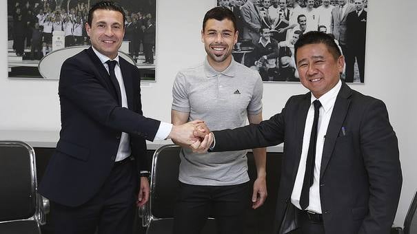 Javi Fuego renueva con el Valencia