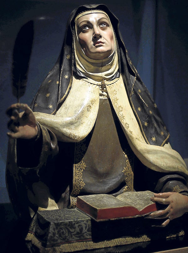 Imagen policromada de Santa Teresa, con la firma de la Escuela Castellana, que puede verse en la exposición del V Centenario de la Santa en la Biblioteca Nacional.
