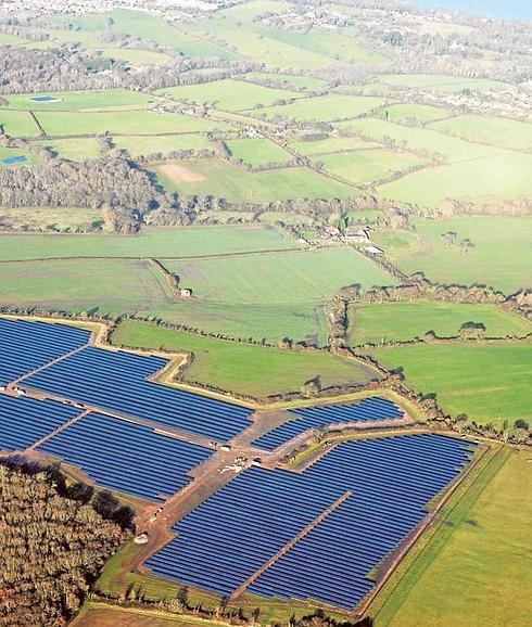 Huerto solar construido en Reino Unido por Grupotec.