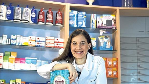 Marián García, en su farmacia de Mejorada del Campo (Madrid), donde ha recopilado tantas anécdotas.