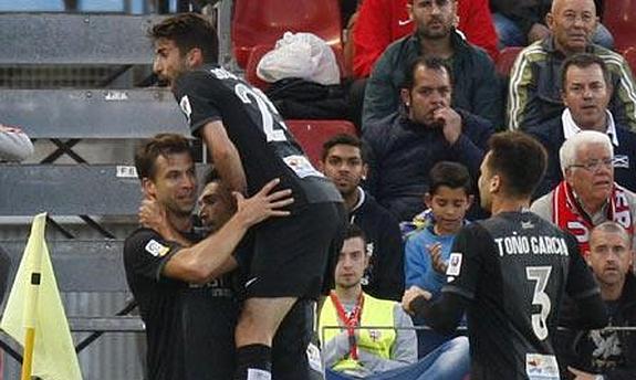 Los jugadores del Levante celebran el priemr tanto ante el Almería.