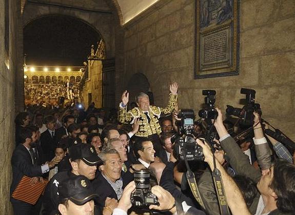 'Espartaco' sale a hombros de la Plaza de la Maestranza de Sevilla. :: EFE / Raúl Caro