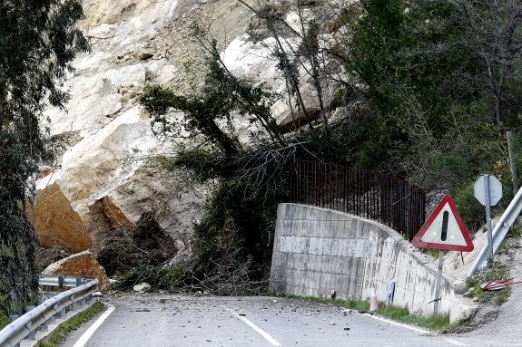 La carretera CV-428, ayer, cortada por la montaña. :: jesús signes