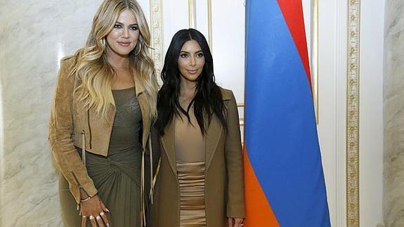 Khloe y Kim Kardashian durante su visita a Armenia.