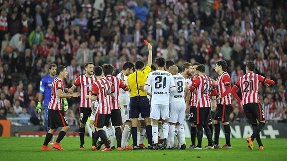 Apelación mantiene el partido de sanción a Otamendi