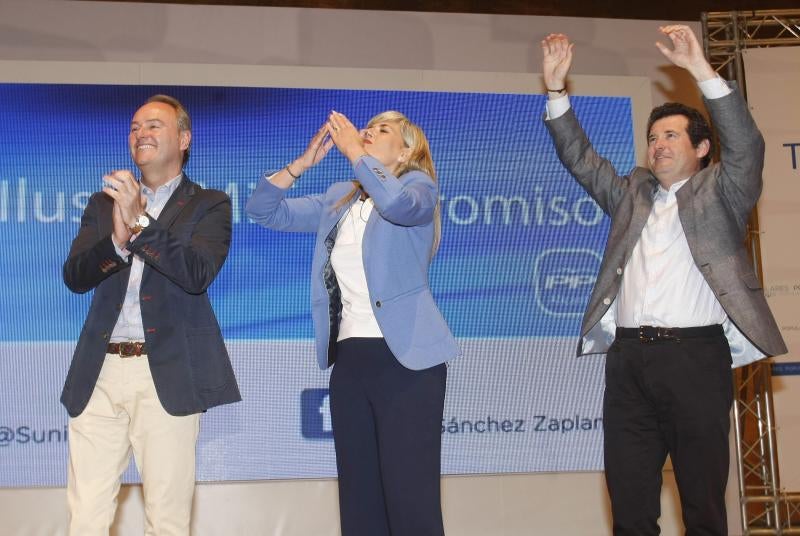 La candidata a la alcaldía de Alicante por el PP, Asunción Sánchez Zaplana, acompañada por el presidente de la Comunidad Valenciana, Alberto Fabra (i) y el presidente de los populares en Alicante, José Ciscar