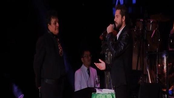 David Bisbal triunfa en México junto a Juan Gabriel