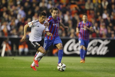 Cancelo conduce el balón perseguido por Ivanschitz.