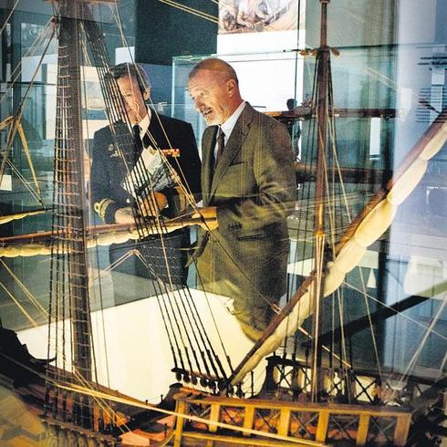 Pérez-Reverte, con el almirante González Carrión, director del Museo Naval, ante la maqueta de la Nao Victoria.