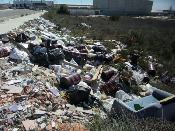 Escombros y basura acumulada en una zona de un polígono industrial de Paterna. :: lp