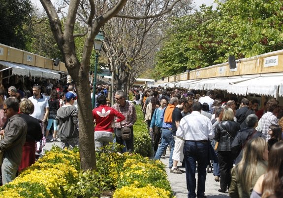 Numeroso público recorre el paseo de Antonio Machado, donde se ubican las casetas de una edición anterior. :: jesús signes