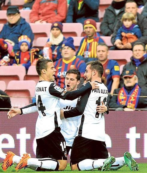 Paco Alcacer y Bernat felicitan a Piatti por su gol, el que puso por delante por primera vez al Valencia.