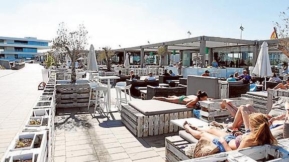 En la Marina hay zonas para disfrutar de unas copas tumbados al sol.