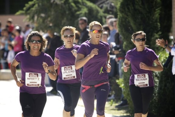 Un grupo de corredoras en una edición anterior de la Cursa. :: lp