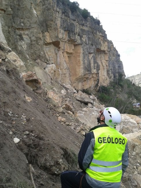 Un geólogo del Igme inspecciona la zona del derrumbe en Cortes de Pallás. :: lp