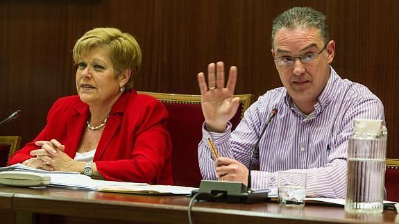 Milagrosa Martínez, junto a Rafael Sáez. 