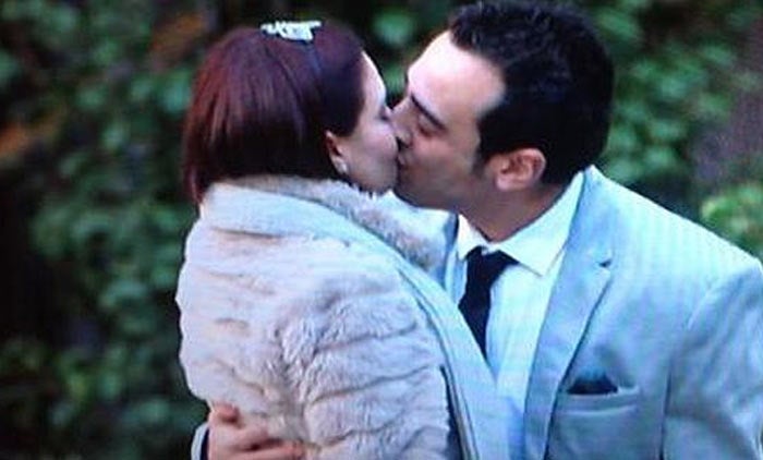 Gloria y Salva sellaron su amor con un beso.