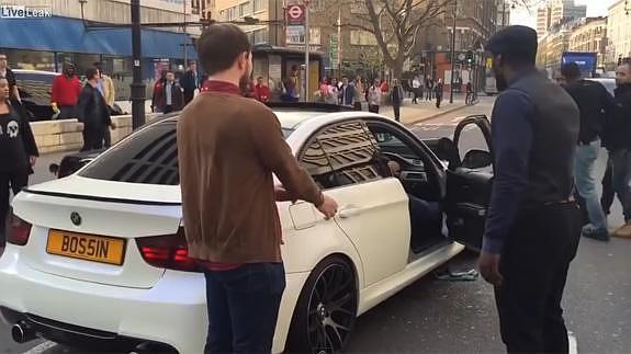 Dos conductores de BMW chocan y desatan el caos en pleno centro de Londres