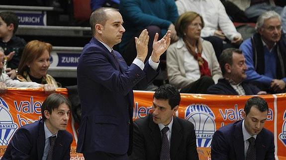 Duran en un partido al frente de Valencia Basket.