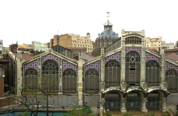 Una de las fachadas del Mercado Central, poco antes de su rehabilitación, en 2004.