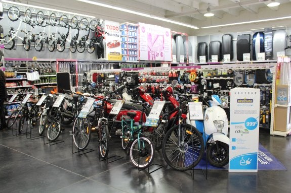 Interior de la tienda Norauto en el Parque Albán.:: LP