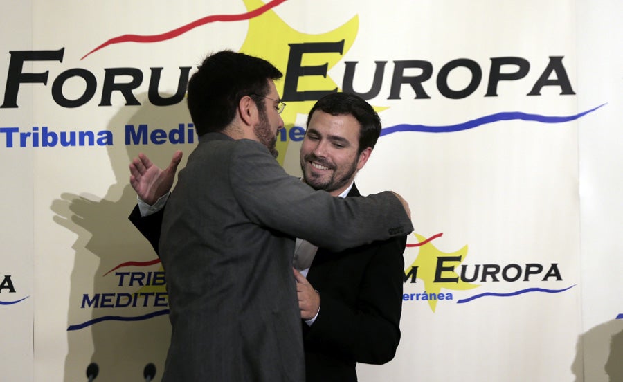 Garzón y Blanco se abrazan en el Forum Europa.