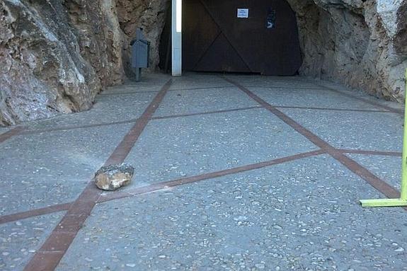 El viento causó la caída de una piedra en el túnel del castillo de Dénia.