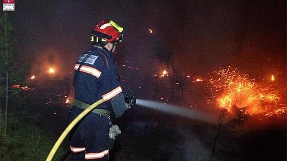 Bomberos de Alicante intervienen en los nuevos protocolos de seguridad del puerto