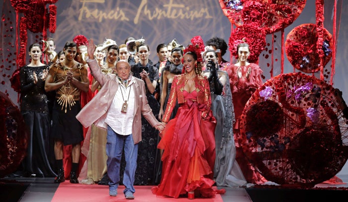 El diseñador Francis Montesinos, al finalizar su desfile en la pasada edición de la Mercedes-Benz Fashion Week Madrid.
