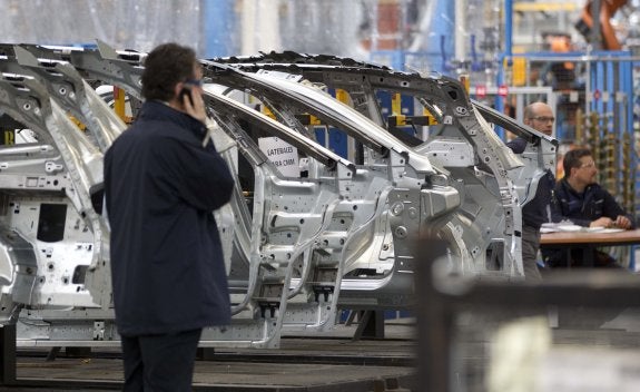 Operarios de Ford Almussafes junto a puertas esperando a ser ensambladas.:: Damián Torres